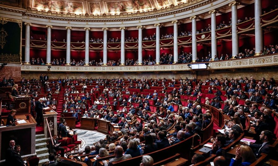 Γαλλία: Η ριζοσπαστική αριστερά καλεί τον πρόεδρο Μακρόν να παραιτηθεί