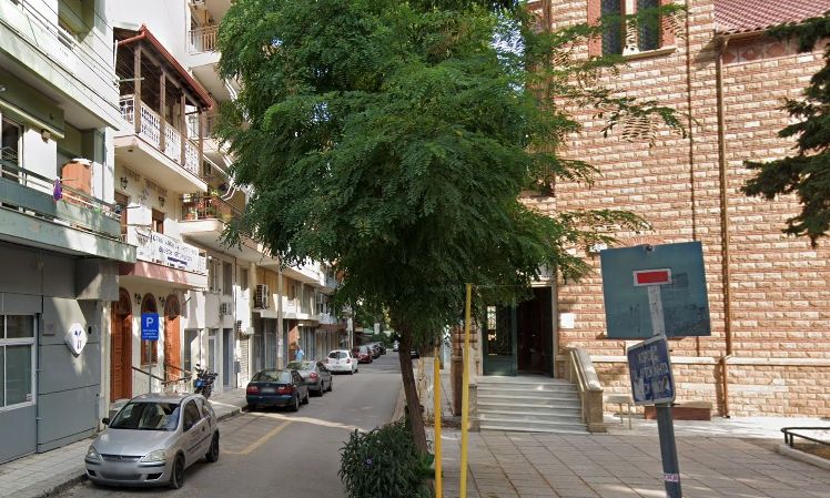 Θεσσαλονίκη: Πεσμένο δέντρο «σκεπάζει» πολυκατοικία για πέντε ολόκληρες μέρες