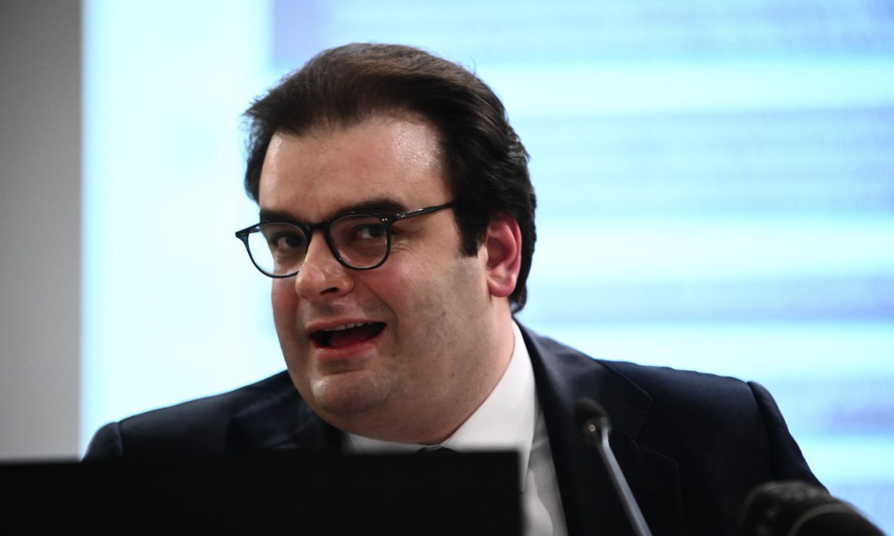 Πιερρακάκης: «Αυτά φέρνει το διεθνές απολυτήριο» – Τι είπε για την έκθεση της κόρης του αστυνομικού