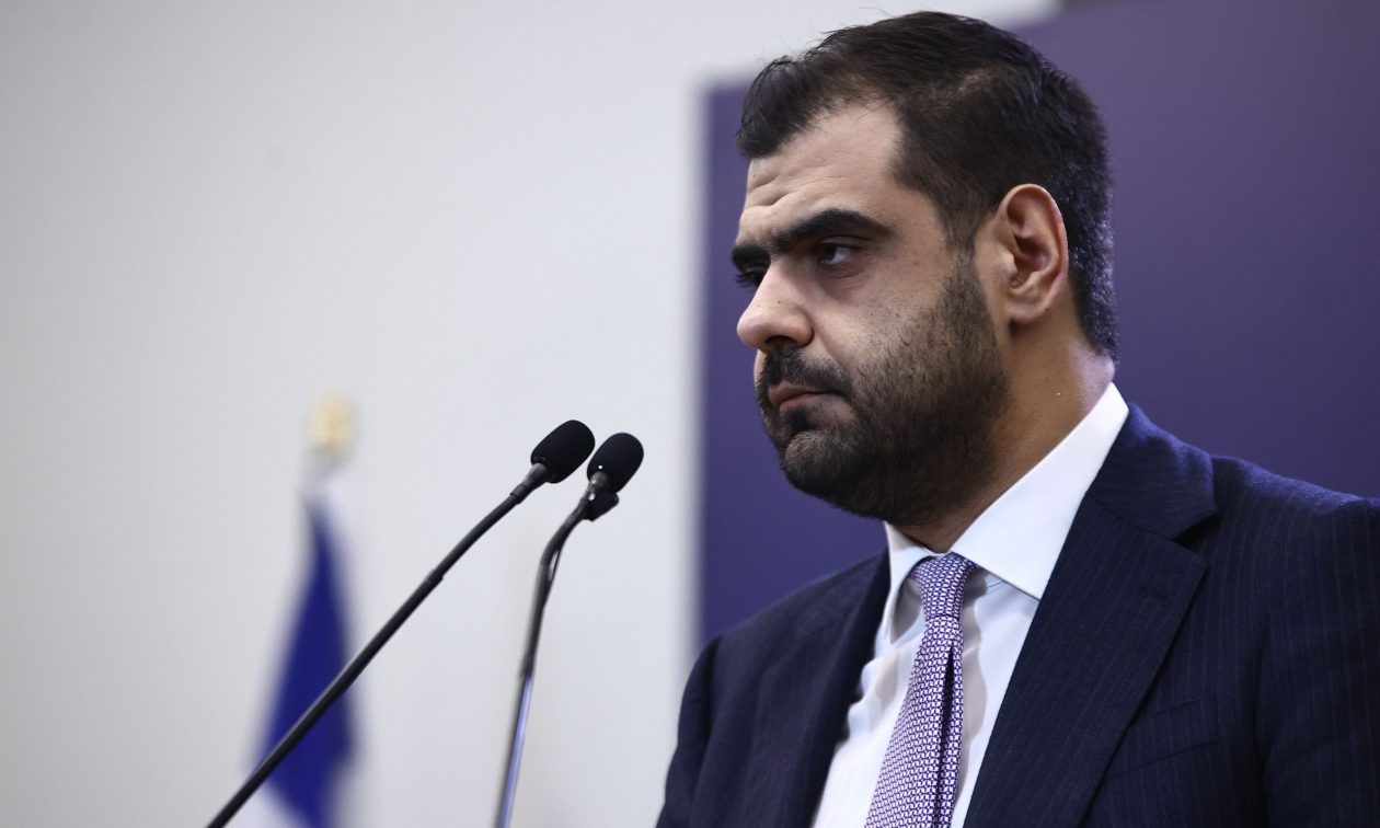 LIVE η ενημέρωση των πολιτικών συντακτών από τον κυβερνητικό εκπρόσωπο, Παύλο Μαρινάκη