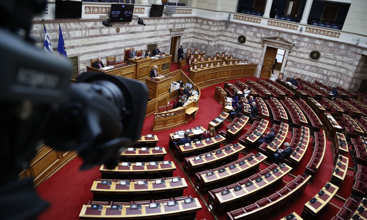 Βουλή: Υπερψηφίστηκε το νομοσχέδιο για τον κατώτατο μισθό