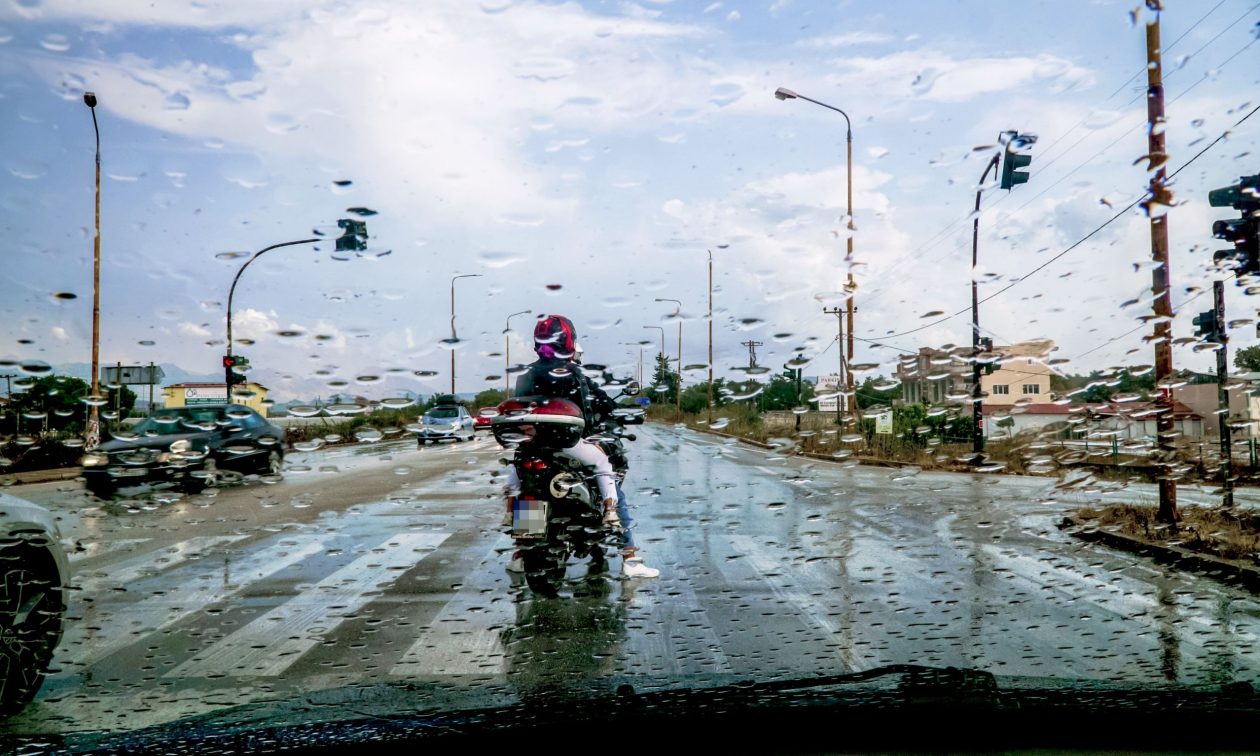 Κίνηση τώρα: Η βροχή έφερε μποτιλιάρισμα χιλιομέτρων – Πού υπάρχουν καθυστερήσεις