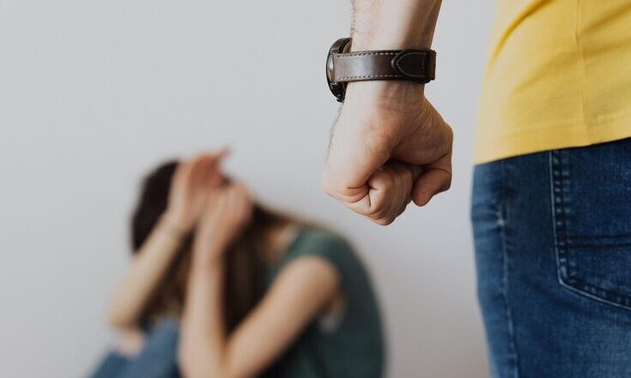 Αγρίνιο: Ρομά κυνήγησε με μαχαίρι την 12χρονη κόρη του, την γρονθοκόπησε, και την έκαψε με τσιγάρο