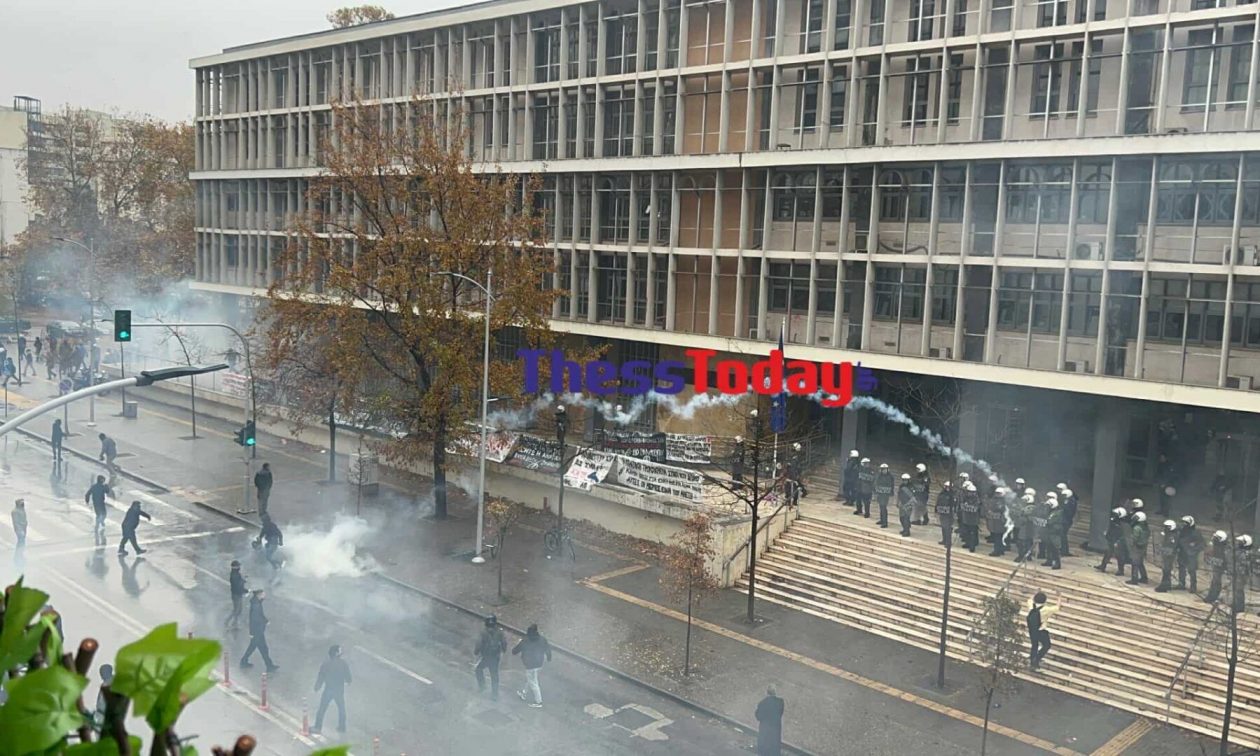 Θεσσαλονίκη: Επεισόδια με μολότοφ έξω από τα Δικαστήρια