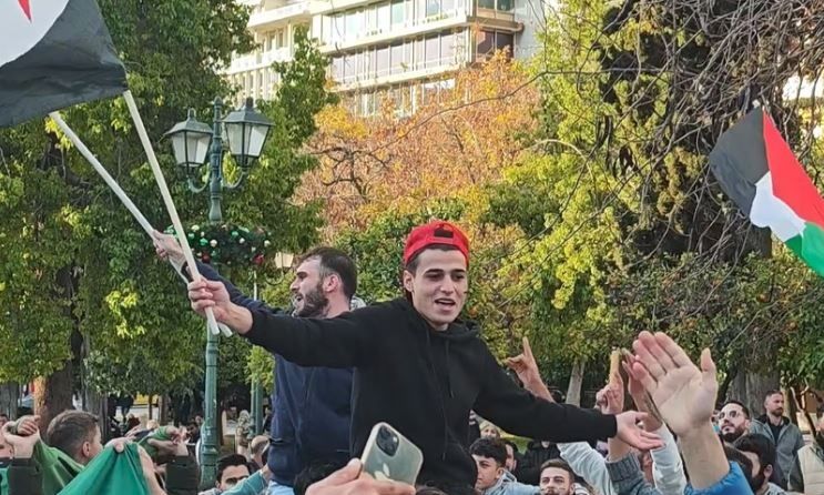 Πανηγυρισμοί από Σύρους στο Σύνταγμα για την πτώση του Άσαντ