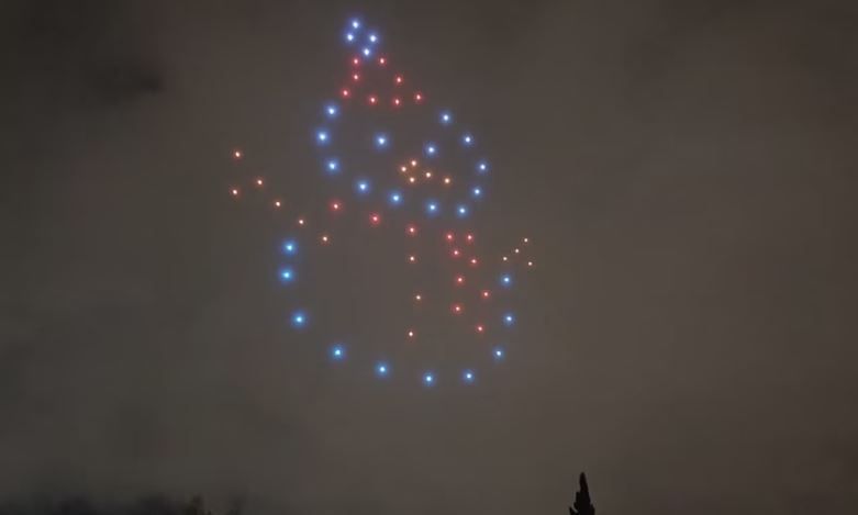 Με εντυπωσιακό drone show η φωταγώγηση του Χριστουγεννιάτικου Χωριού στο Πεδίον του Άρεως