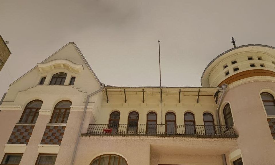 Ρωσία: Η συριακή σημαία αφαιρέθηκε από το κτίριο της πρεσβείας στη Μόσχα