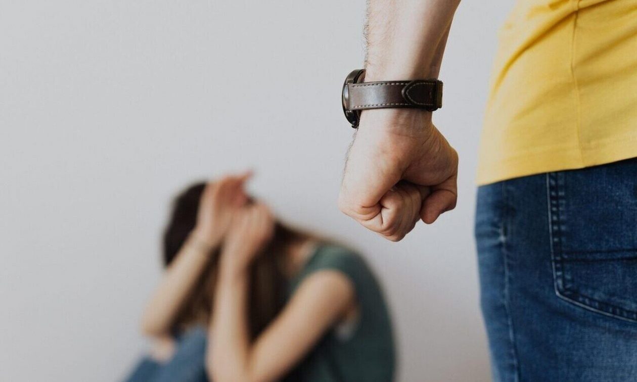 Ηράκλειο: Επέστρεψε από ραντεβού και καταγγέλλει ότι τη βίασε ο εν διαστάσει σύζυγος
