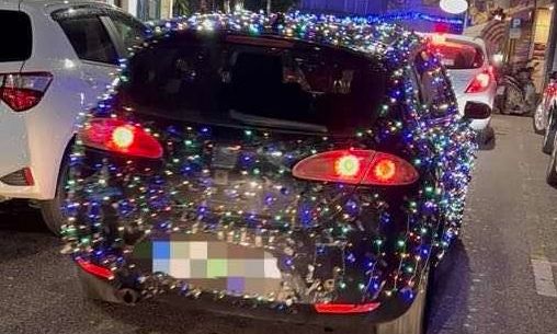Αγρίνιο: Το όχημα που «κουβαλά» 2.400 λαμπάκια – «Αρέσει πάρα πολύ στον κόσμο», λέει ο οδηγός