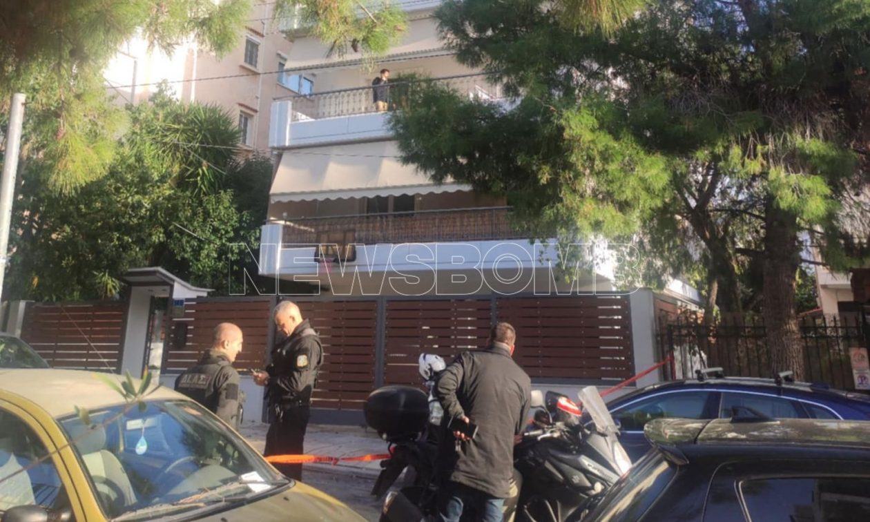Μαφιόζικη επίθεση στη Γλυφάδα: Οι αστυνομικοί κάνουν «φύλλο και φτερό» το σπίτι των θυμάτων
