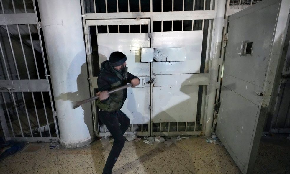 Μέσα στα κολαστήρια του Άσαντ: Ο «Χίτλερ», τα 72 είδη βασανιστηρίων και οι χιλιάδες εξαφανισμένοι