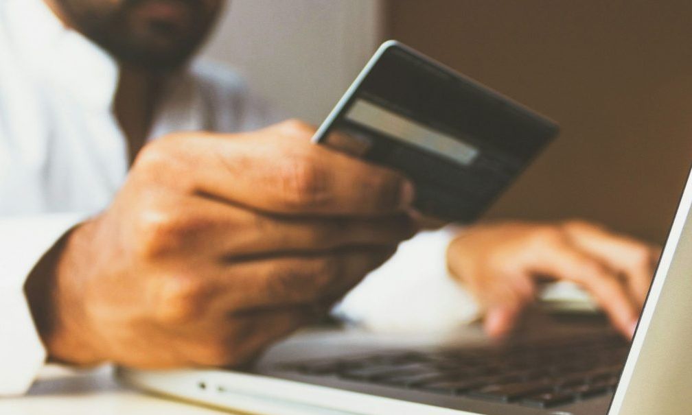 Νέο «χτύπημα» ΠΑΣΟΚ με τροπολογία για τραπεζικές χρεώσεις και επιτόκια – Τι προβλέπει