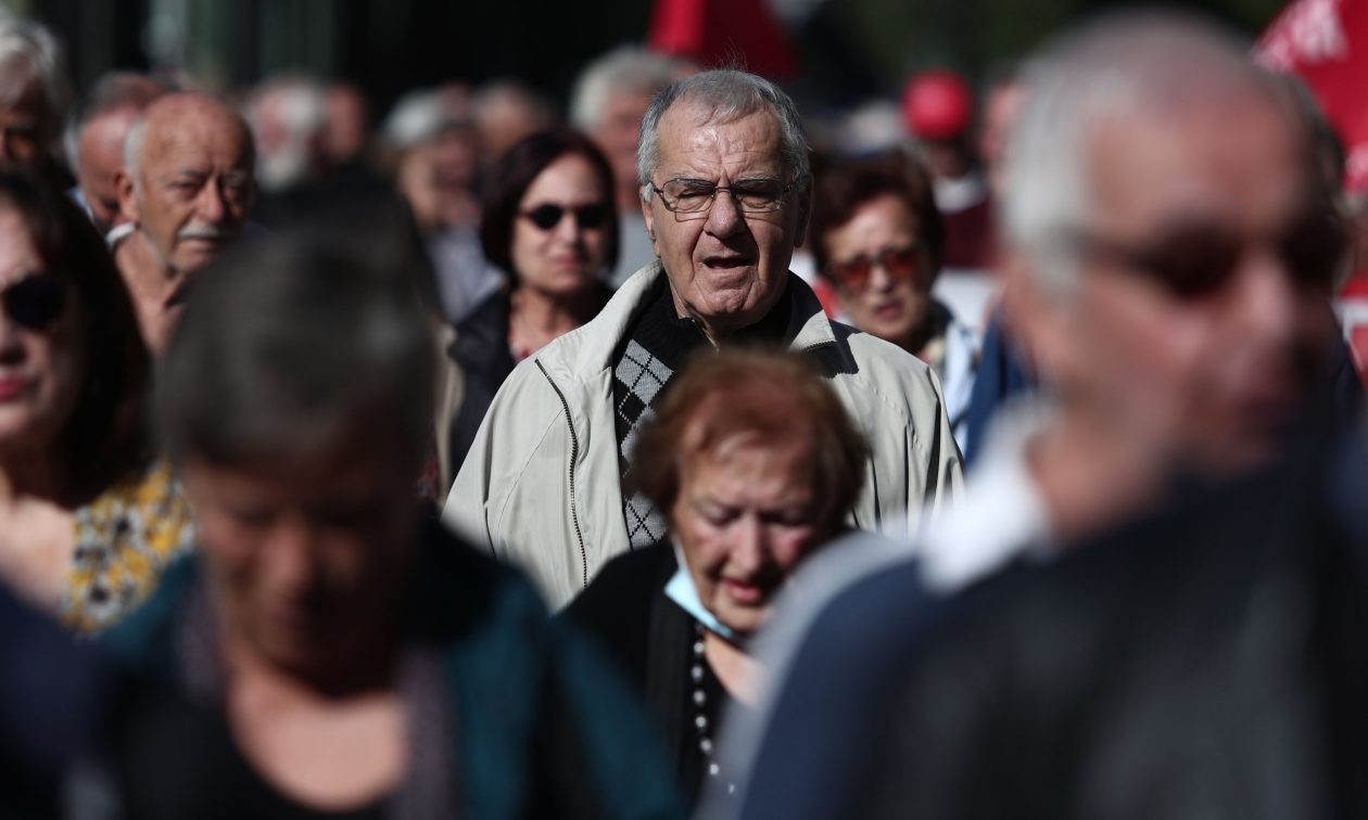 Συνταξιούχοι: Νωρίτερα και αυξημένες οι πληρωμές – Οι έκτακτες οικονομικές ενισχύσεις