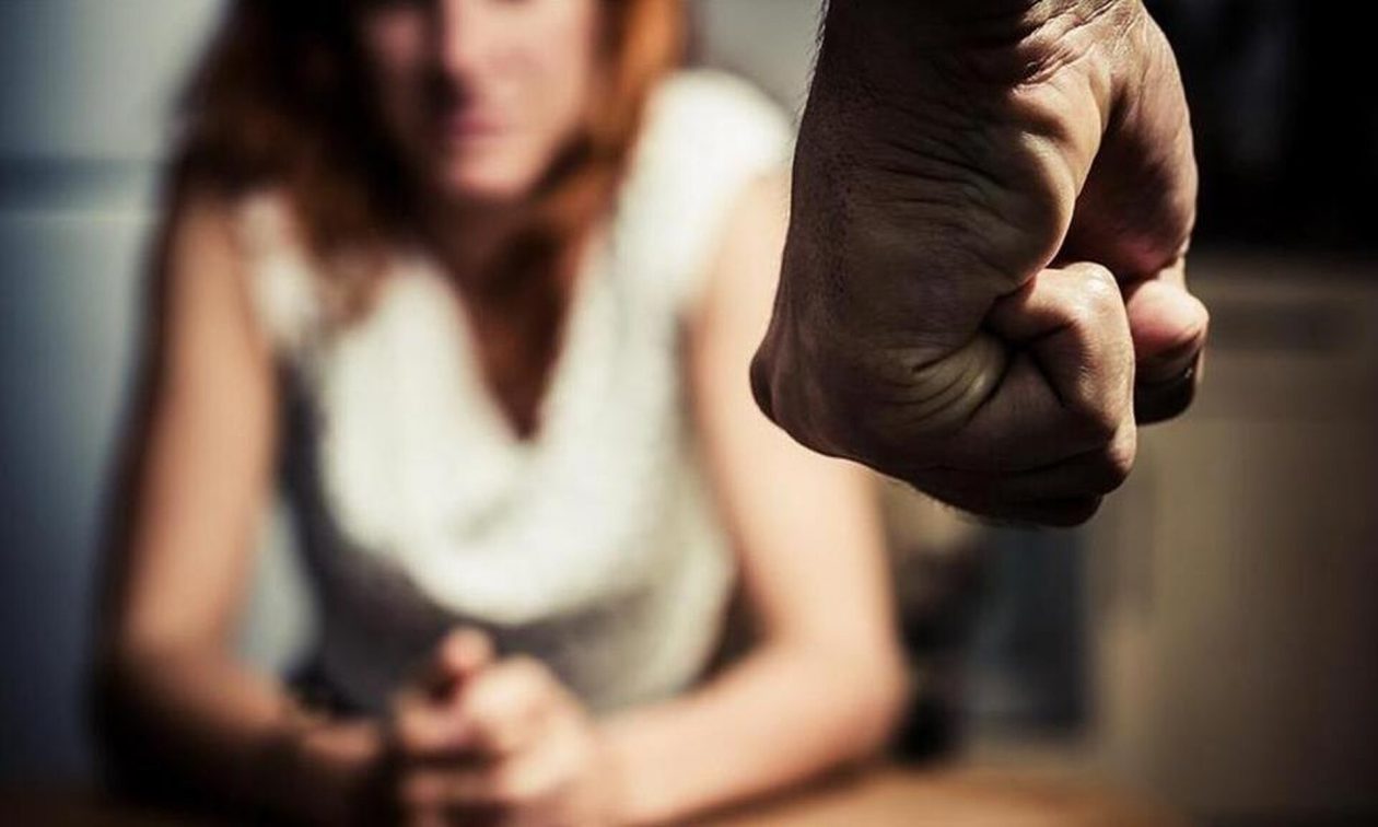 Αλεξανδρούπολη: Άνδρας συνελήφθη για ενδοοικογενειακή βία – Κρεμούσε τη σύζυγό του από το παράθυρο