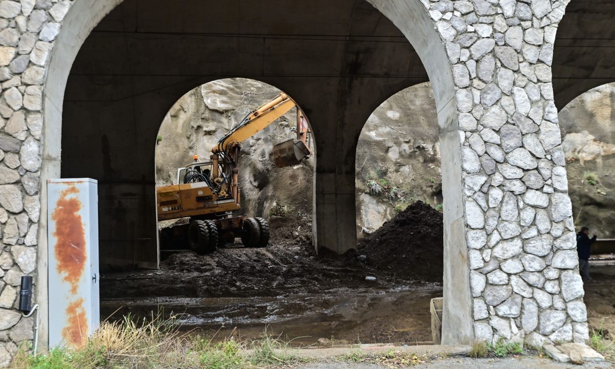 Τέμπη: Ανοίγουν σήμερα (11/12) και οι δύο τροχιές στη σήραγγα μετά την πλημμύρα