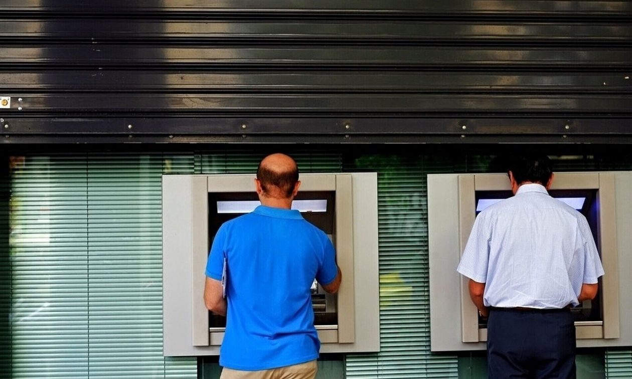Όλο το σχέδιο της Κυβέρνησης: «Ψαλιδίζονται» στο μισό οι τραπεζικές προμήθειες