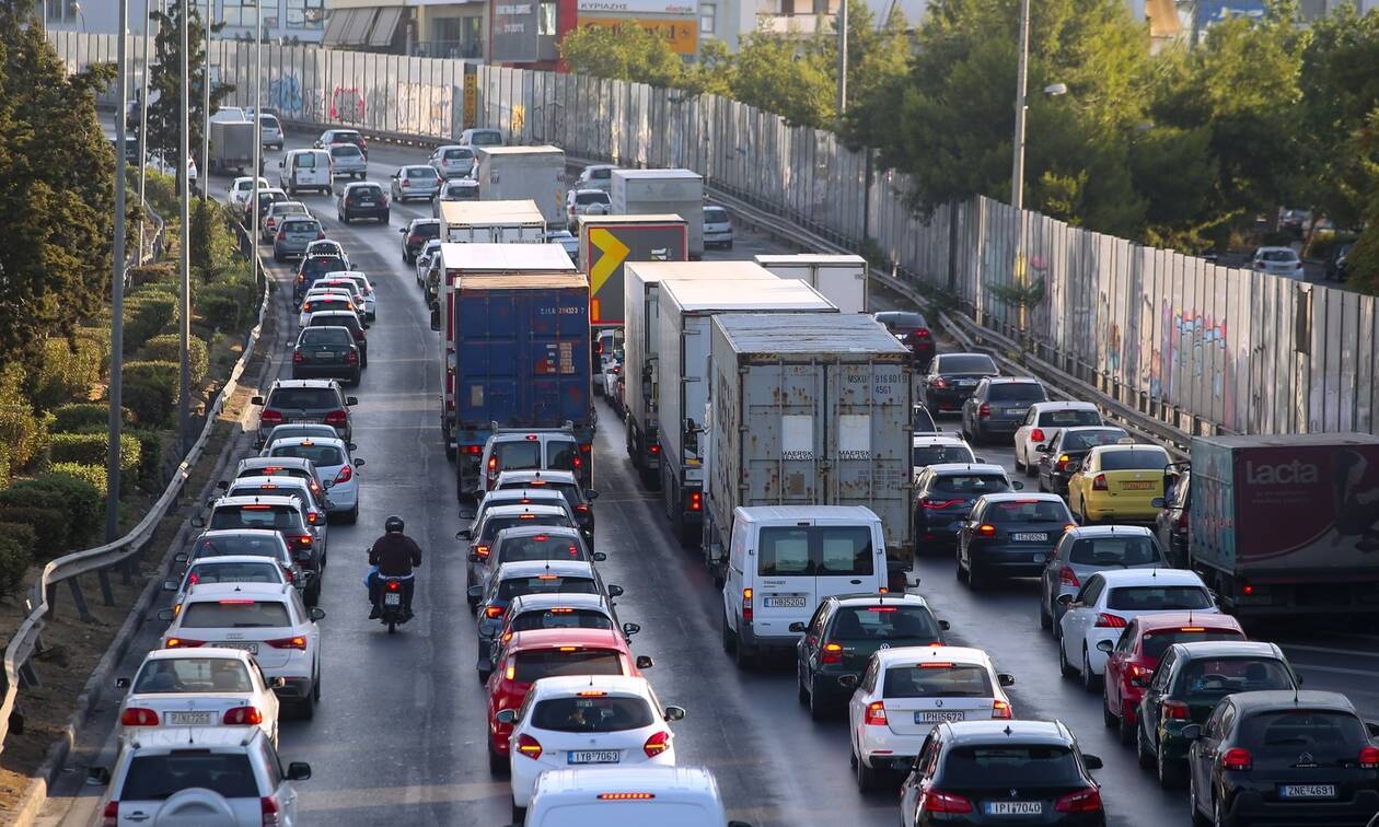 Κίνηση: Μποτιλιάρισμα σε Κηφισό και Αττική Οδό – Πού αλλού υπάρχουν προβλήματα