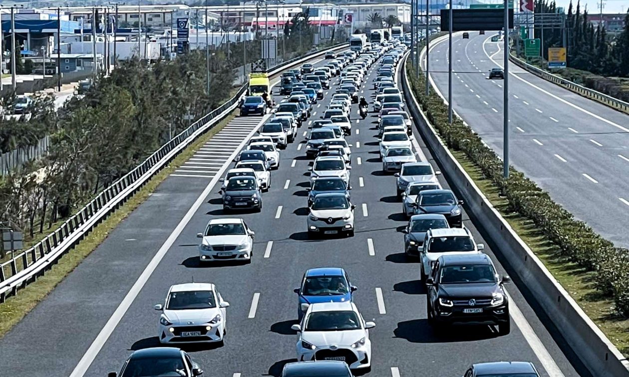 Κίνηση: Ουρές χιλιομέτρων στον Κηφισό από το ύψος Περιστερίου – Πρόβλημα με λάδια