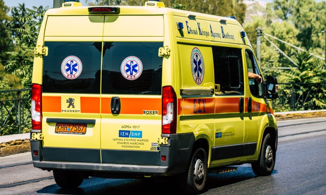 Τροχαίο στην Εύβοια: Σύγκρουση νταλίκας με Ι.Χ – Το αυτοκίνητο κατέληξε σε αυλή σπιτιού