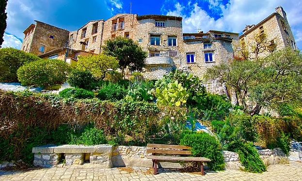 Γαλλία: Εκατομμυριούχος, 95 ετών, άφησε ολόκληρη την περιουσία του στη γενέτειρά του, με έναν όρο