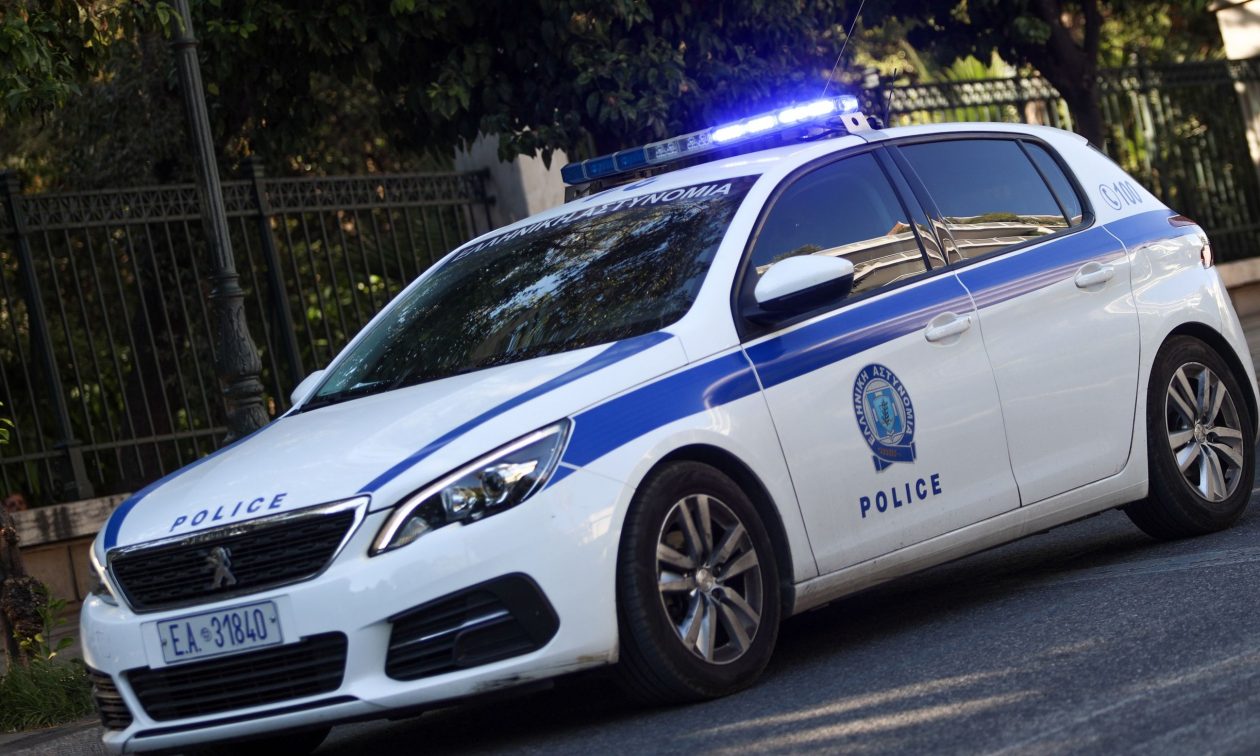 Μεγάλη αστυνομική επιχείρηση στη Λοκρίδα με συλλήψεις για ναρκωτικά και όπλα