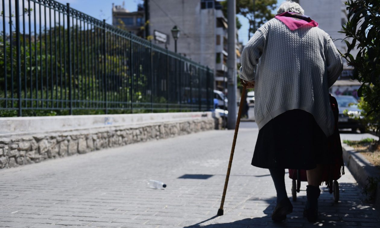 Πάτρα: Ηλικιωμένη πέταξε 11.000 ευρώ από το μπαλκόνι για να σώσει την κόρη της