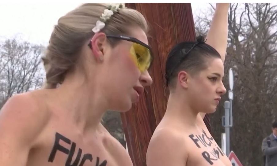 Ελβετία: Φεμινίστριες της Femen κατέστρεψαν μνημείο έξω από τα Ηνωμένα Έθνη
