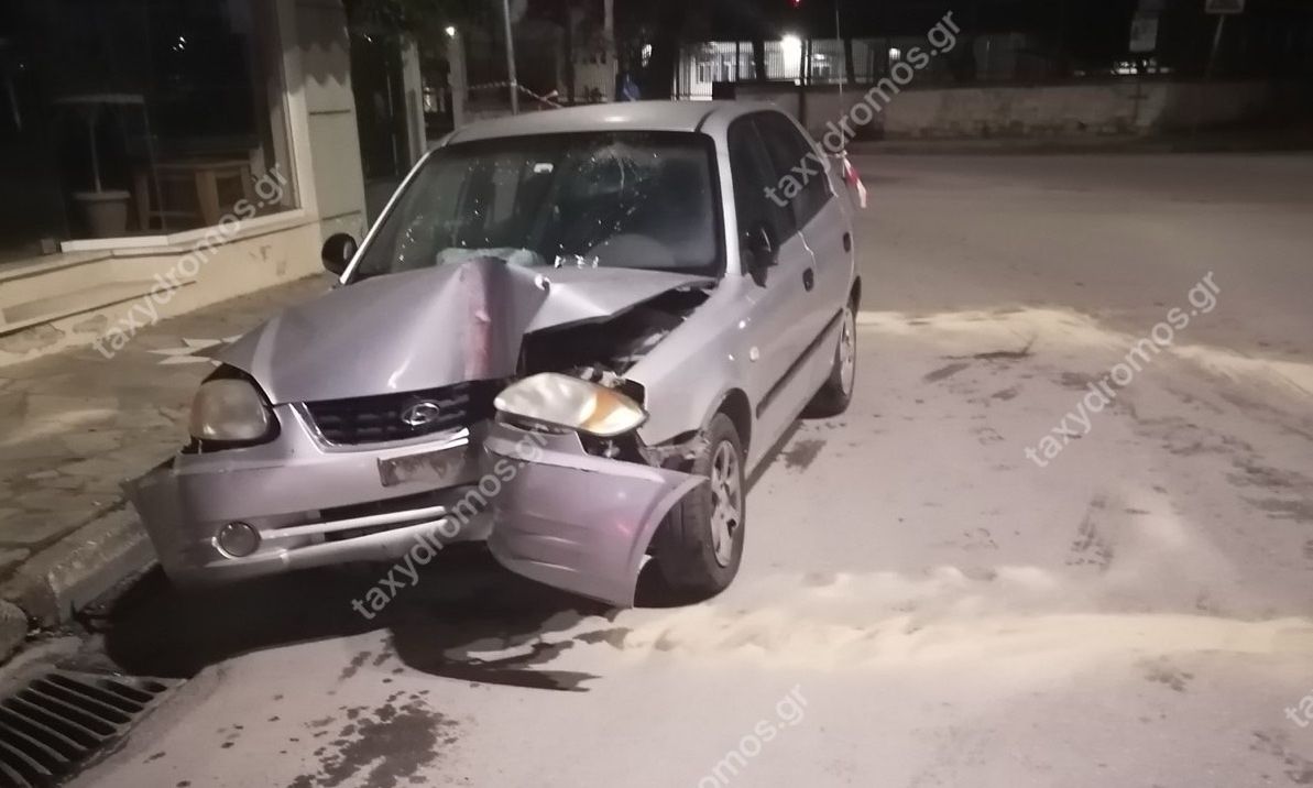 Βόλος: «Καρφώθηκε» με το αμάξι σε κολόνα φωτισμού και έγινε «καπνός»