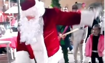 Ο Άγιος Βασίλης… χορεύει το «ζεϊμπέκικο της Ευδοκίας» και κάνει χαμό – Δείτε βίντεο