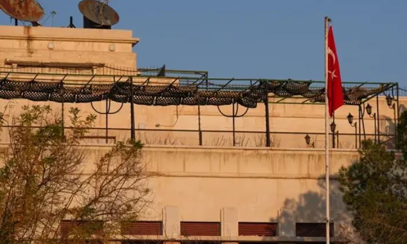 Συρία: Υψώθηκε, 12 χρόνια μετά, η τουρκική σημαία στην πρεσβεία της Δαμασκού,