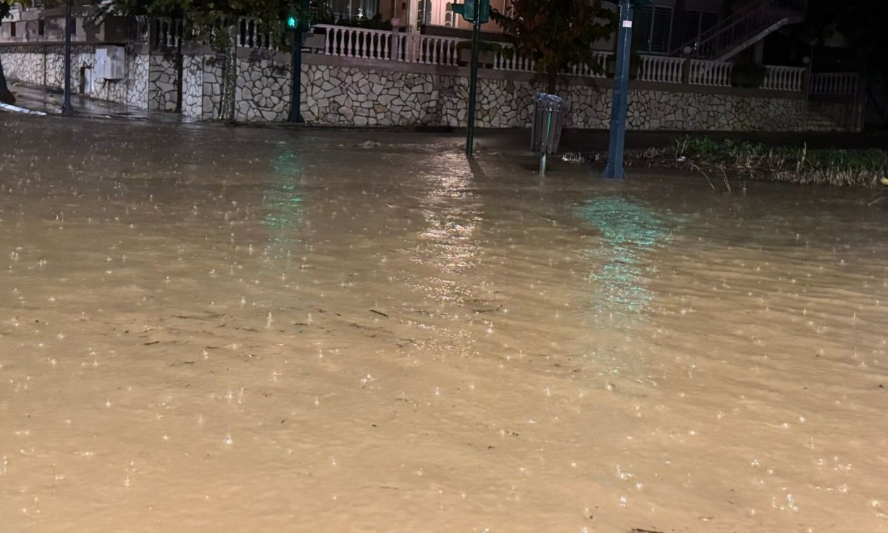 Δύσκολη νύχτα στο Αγρίνιο: Απεγκλωβισμοί και κλειστοί δρόμοι λόγω των βίαιων καιρικών φαινομένων