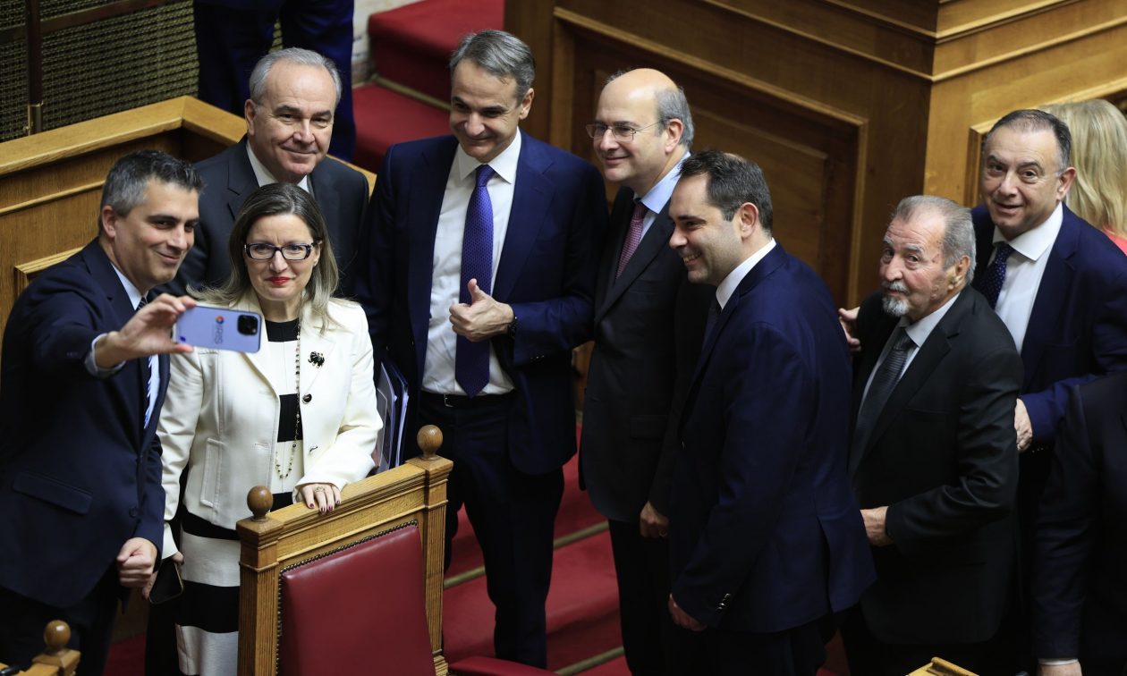 Προϋπολογισμός 2025 – Δείτε selfies, χαμόγελα και «γαλάζια» χειροκροτήματα