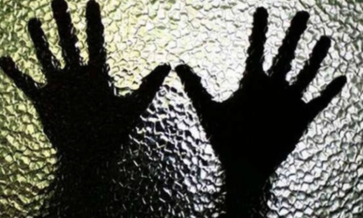 Πορνογραφία ανηλίκων: «Χειροπέδες» σε 33χρονο που κατηγορείται για κατάχρηση ανήλικης