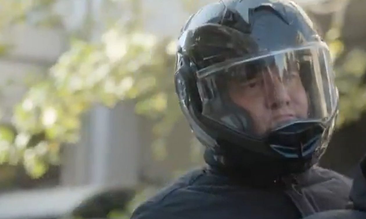 Ο Άδωνις Γεωργιάδης πρωταγωνιστής στην καμπάνια για το κράνος στις μηχανές – Το νέο σποτ