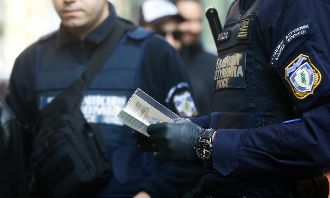 Τρεις αυξήσεις για τους ένστολους μέσα στο 2025 – 100 ευρώ το μήνα το επίδομα