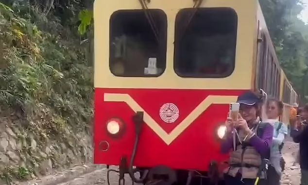 Ταϊβάν: Η τρομακτική στιγμή που τρένο χτυπάει τουρίστρια – Τραυματίστηκε αλλά επιβίωσε