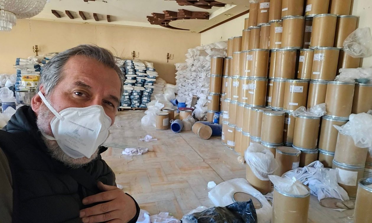 Συρία: Ο ρεπόρτερ του ΣΚΑΪ μπήκε στο εργοστάσιο των Captagon και τον… «πιάσαν τα ντουμάνια»