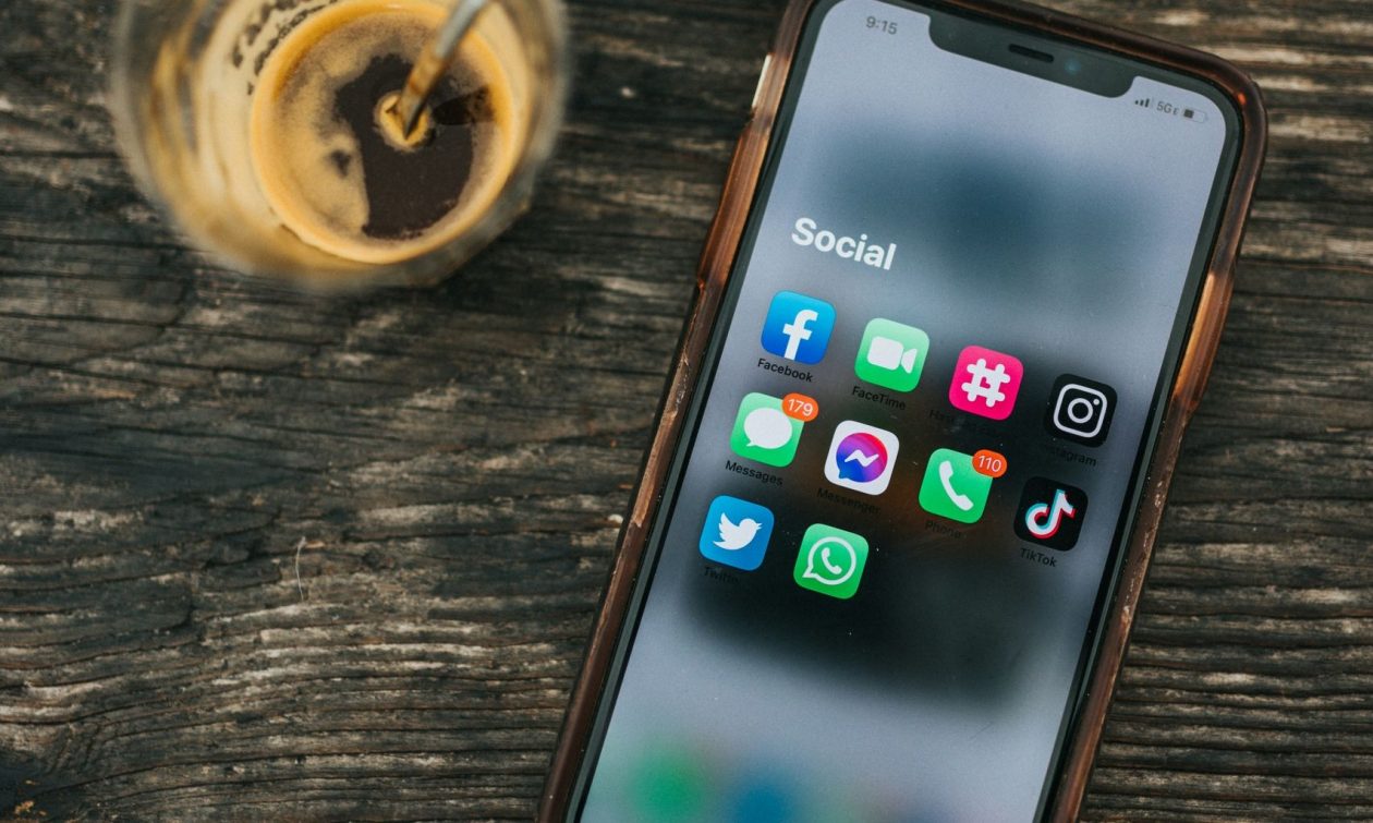 Μαρινάκης: Αυστηρά τα μέτρα για την απαγόρευση των social media στους ανηλίκους