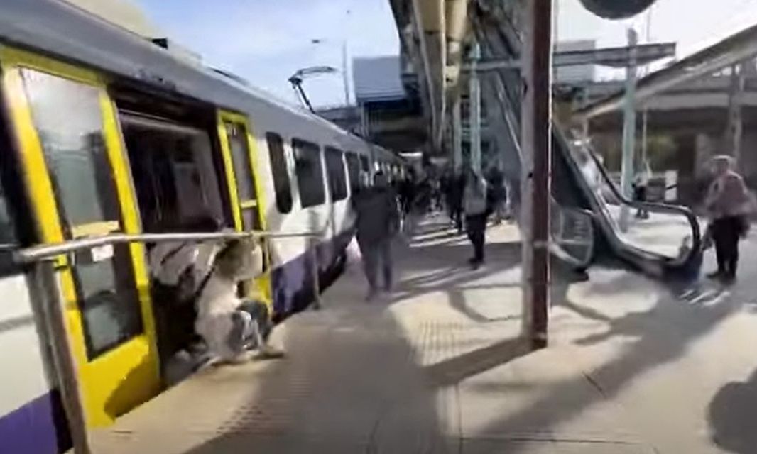 Προαστιακός: Επιβάτες έπαιζαν… λίμπο για να βγουν από τον συρμό – Απίστευτο βίντεο
