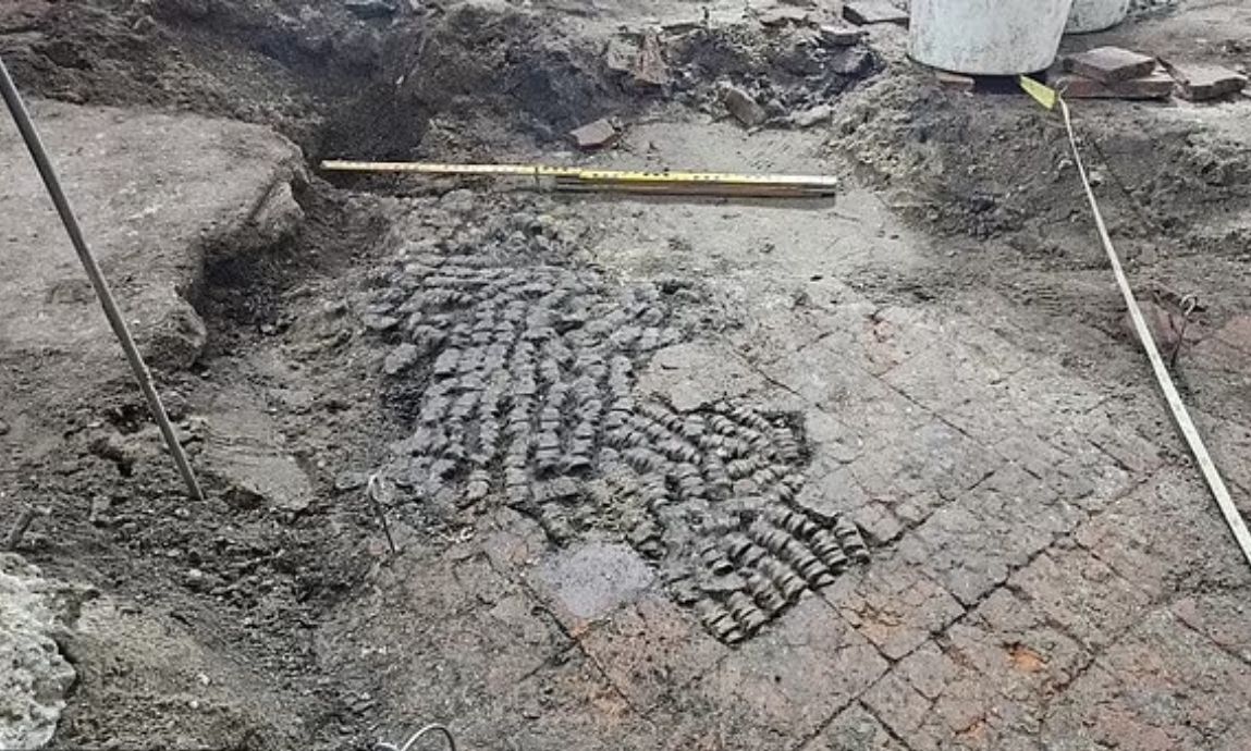 Μυστήριο σε διάσημη συνοικία «κόκκινων φαναριών» – Πάτωμα στρωμένο με οστά