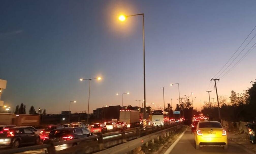 Κίνηση στους δρόμους: Τεράστιες καθυστερήσεις στην Αττική οδό – Μεγάλα προβλήματα σε πολλά σημεία