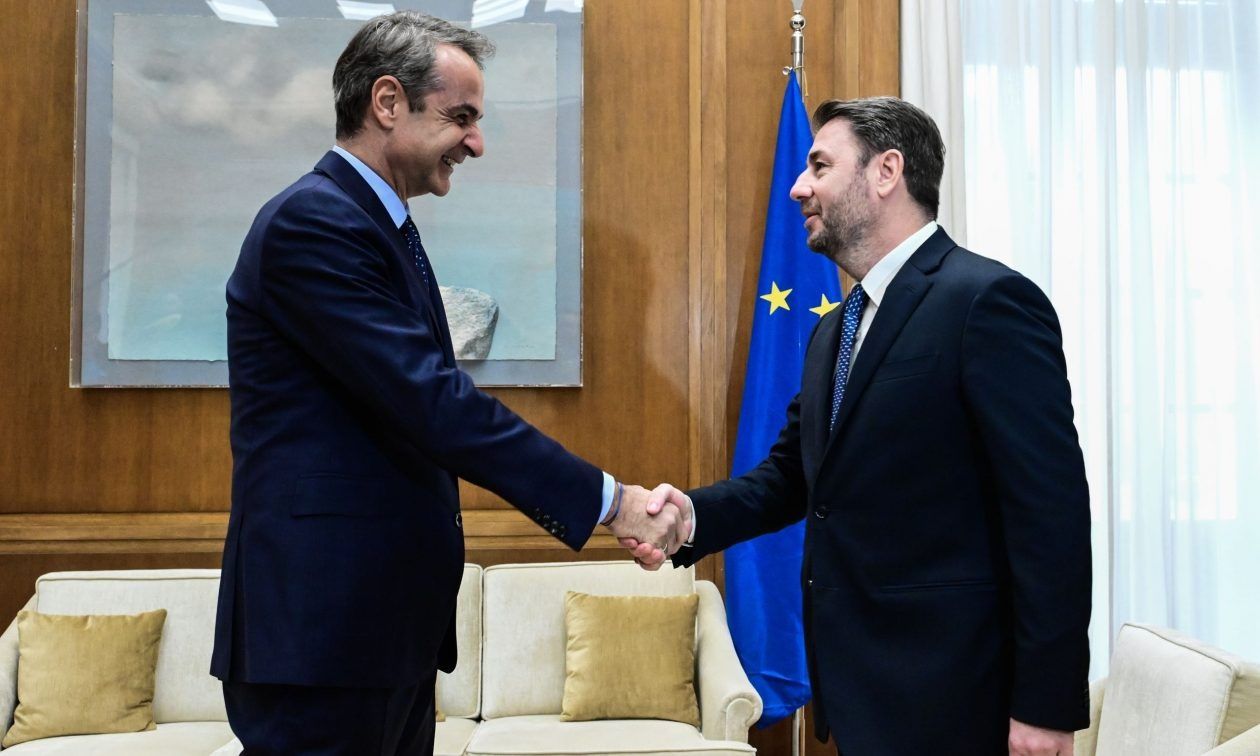 Εξίσωση γρίφος: Καταλληλότερος ο Μητσοτάκης – Δημοφιλέστερος ο Ανδρουλάκης