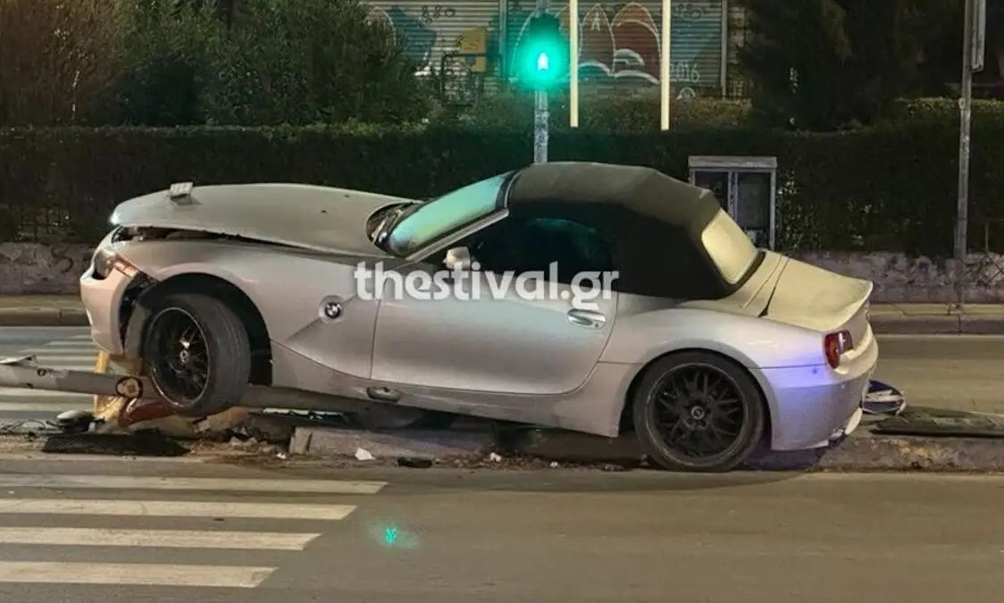 Θεσσαλονίκη: Αυτοκίνητο καρφώθηκε σε φανάρι έξω από τη ΔΕΘ