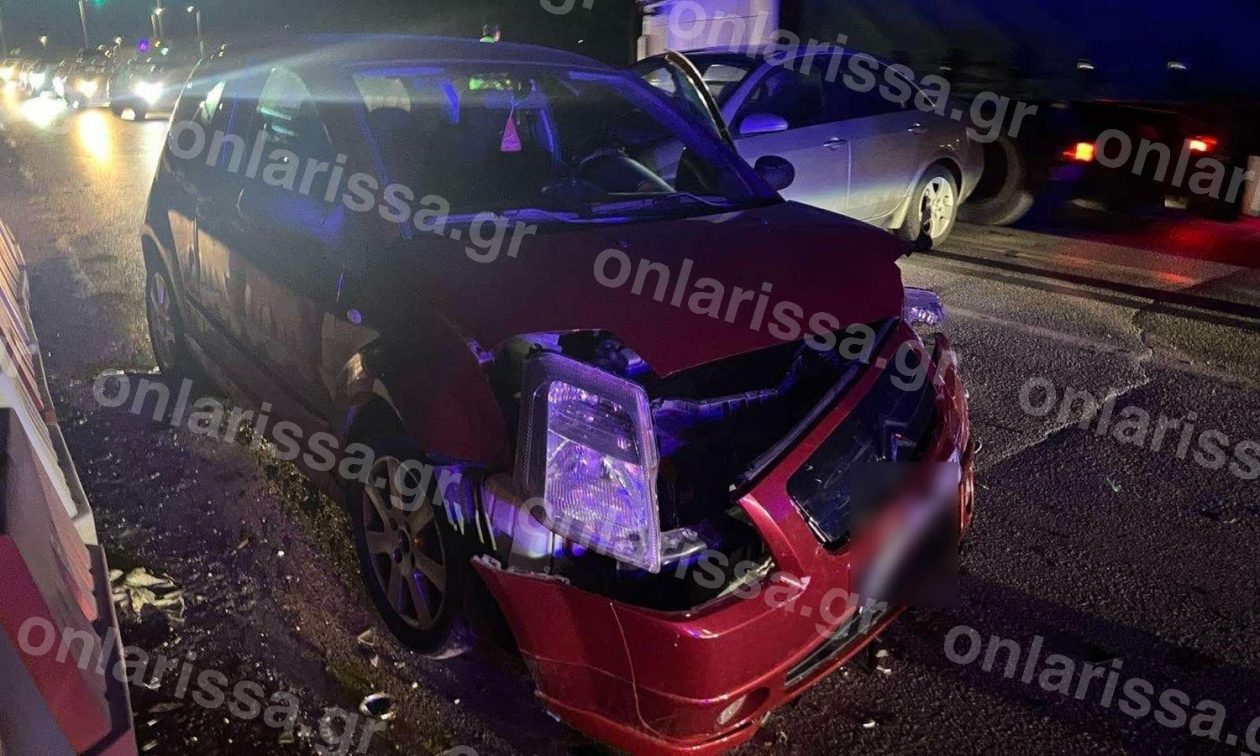 Σοβαρό τροχαίο στη Λάρισα: Σφοδρή σύγκρουση αυτοκινήτων – Στο νοσοκομείο μια γυναίκα