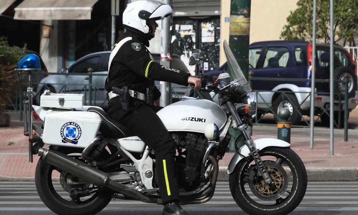 Επεισοδιακή σύλληψη 18χρονου που επέβαινε σε κλεμμένη μηχανή στη Θεσσαλονίκη – Αναζητείται ο οδηγός