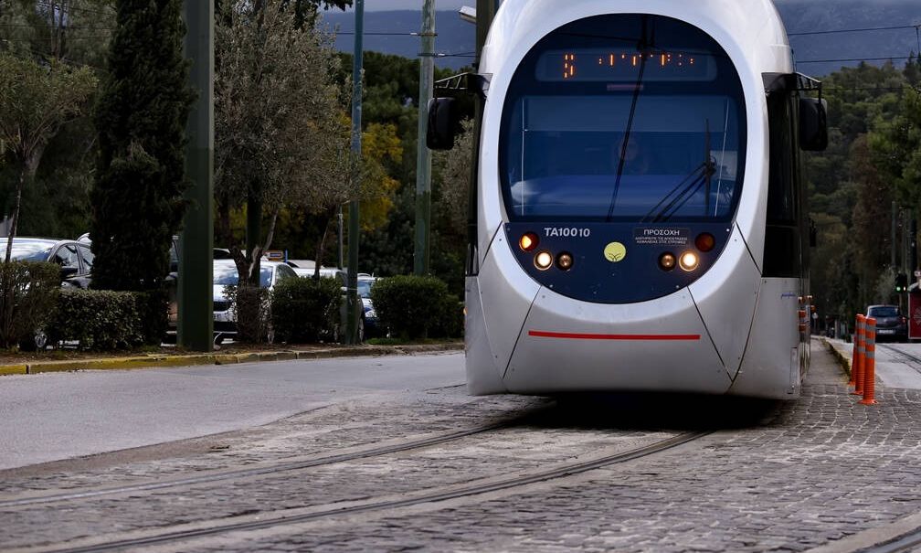 Σύγκρουση Τραμ με ΙΧ στον Πειραιά – Προσωρινή διακοπή των δρομολογίων