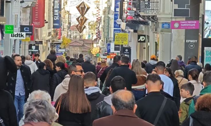 Γεμάτη από κόσμο η Ερμού – Ανοιχτά τα καταστήματα
