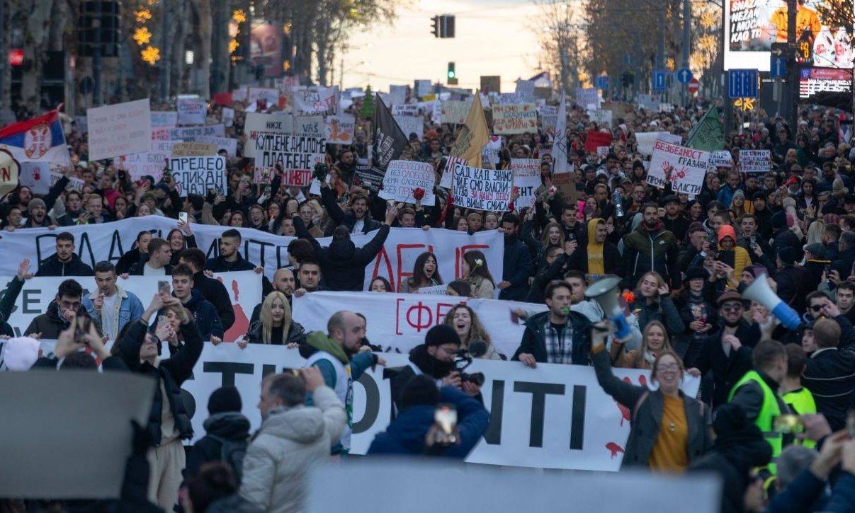 Σερβία: Πάνω από 100.000 φοιτητές στους δρόμους – Οργή για την τραγωδία στο σιδηροδρομικό σταθμό