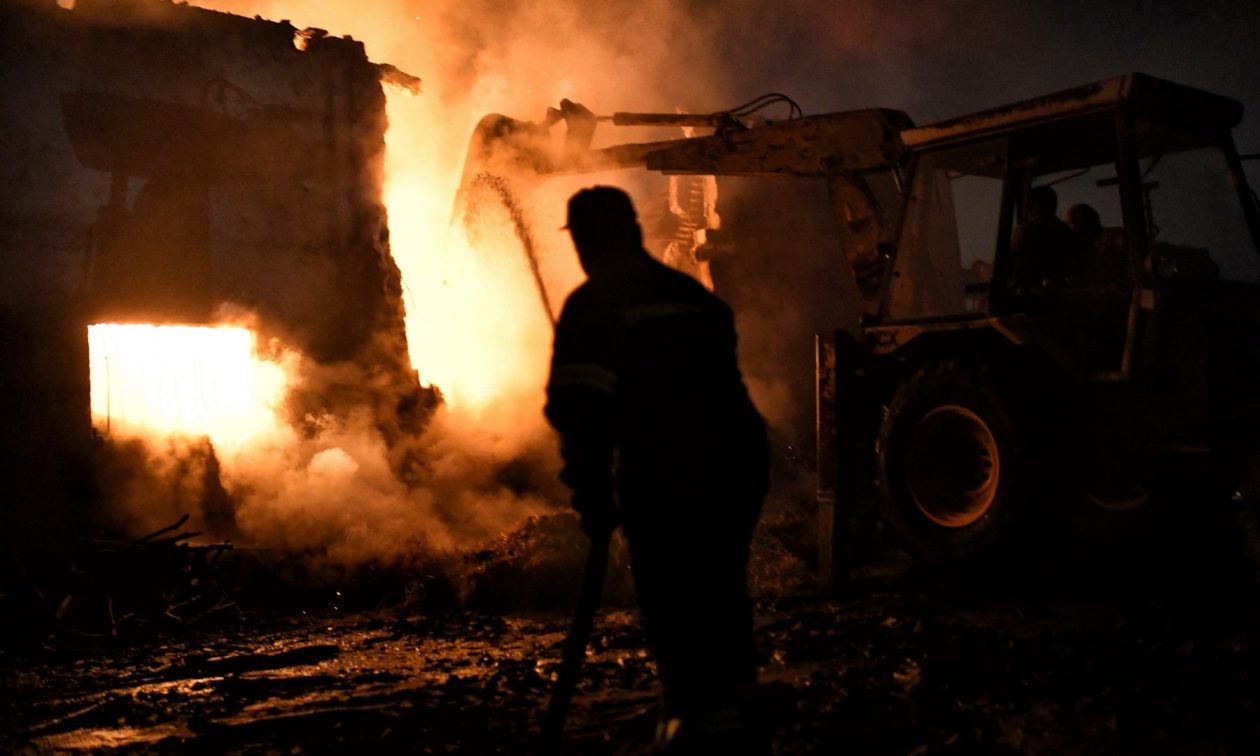 Φωτιά: Στις φλόγες δύο μονοκατοικίες σε Σαλαμίνα και Καρδίτσα