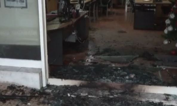 Άγνωστοι πυρπόλησαν μεσιτικό γραφείο στο Θησείο